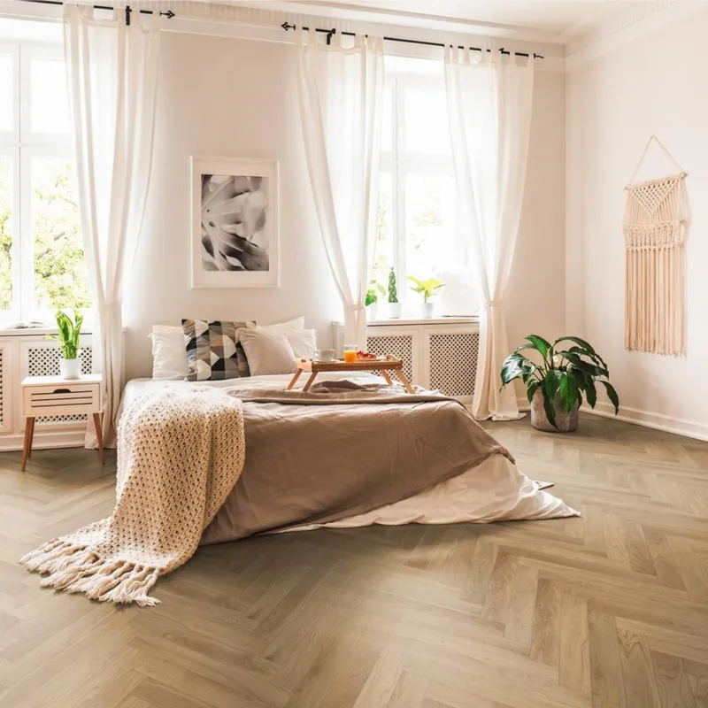 Parquet massif bâton rompu Chêne brossé verni naturel 4 chanfreins 15*90*600 mm