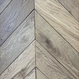 Parquet contrecollé Point de Hongrie Kiaro huilé torréfié 15/4*120*600/720 mm