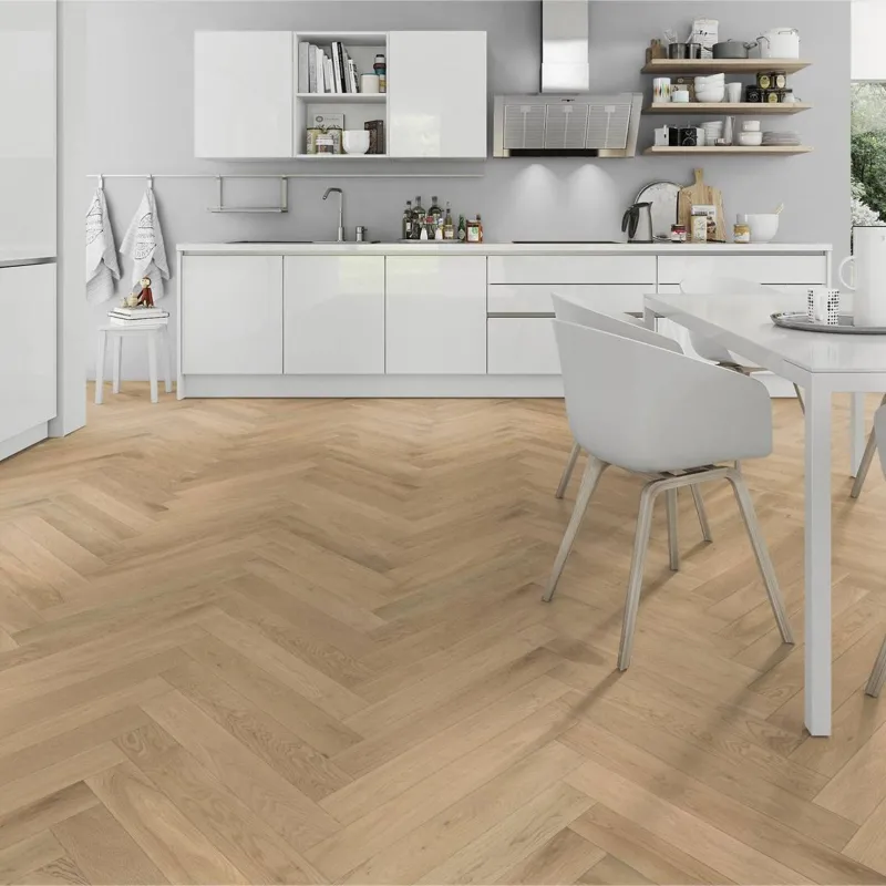 Parquet massif bâton rompu Chêne brossé verni naturel 4 chanfreins 15*90*600 mm