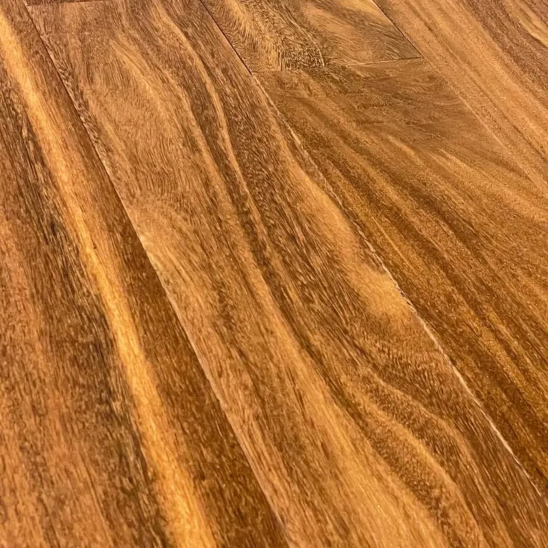 Parquet massif Noyer d'Asie verni 4 chanfreins 15*120*400 à 1800 mm