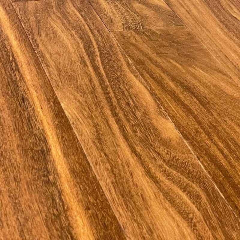 Parquet massif Noyer d'Asie verni 4 chanfreins 15*120*400 à 1800 mm